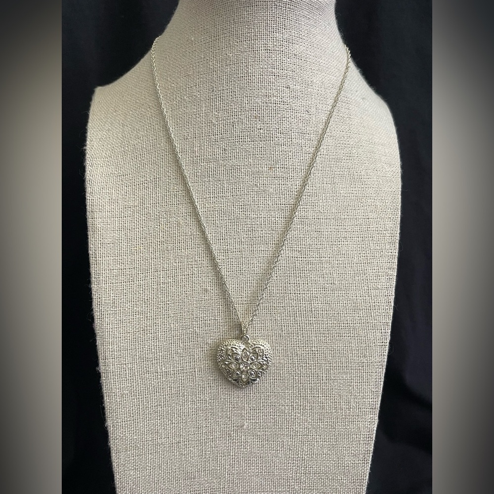 Avon silver tone heart pendant necklace